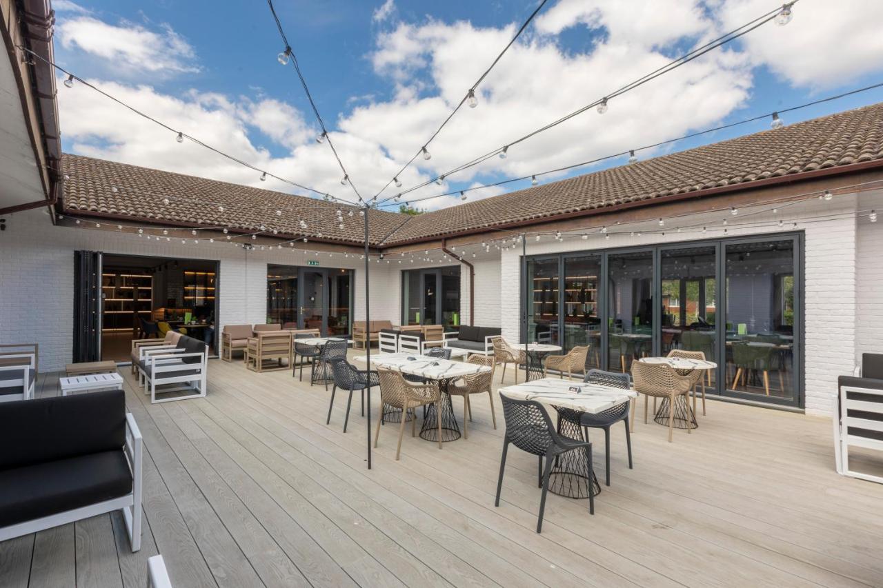 Holiday Inn Guildford By Ihg Exterior foto