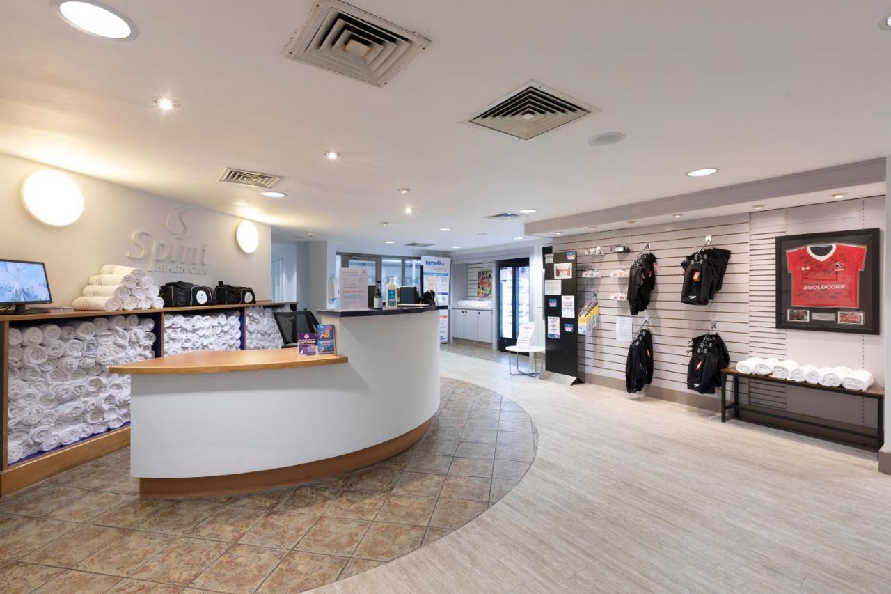 Holiday Inn Guildford By Ihg Exterior foto