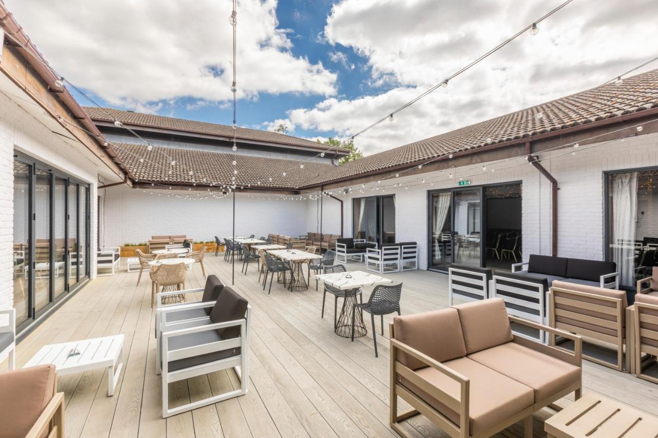 Holiday Inn Guildford By Ihg Exterior foto