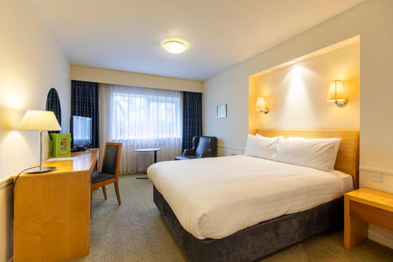 Holiday Inn Guildford By Ihg Exterior foto