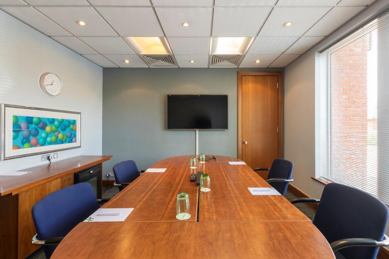 Holiday Inn Guildford By Ihg Exterior foto