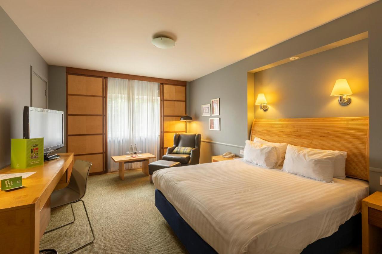 Holiday Inn Guildford By Ihg Exterior foto