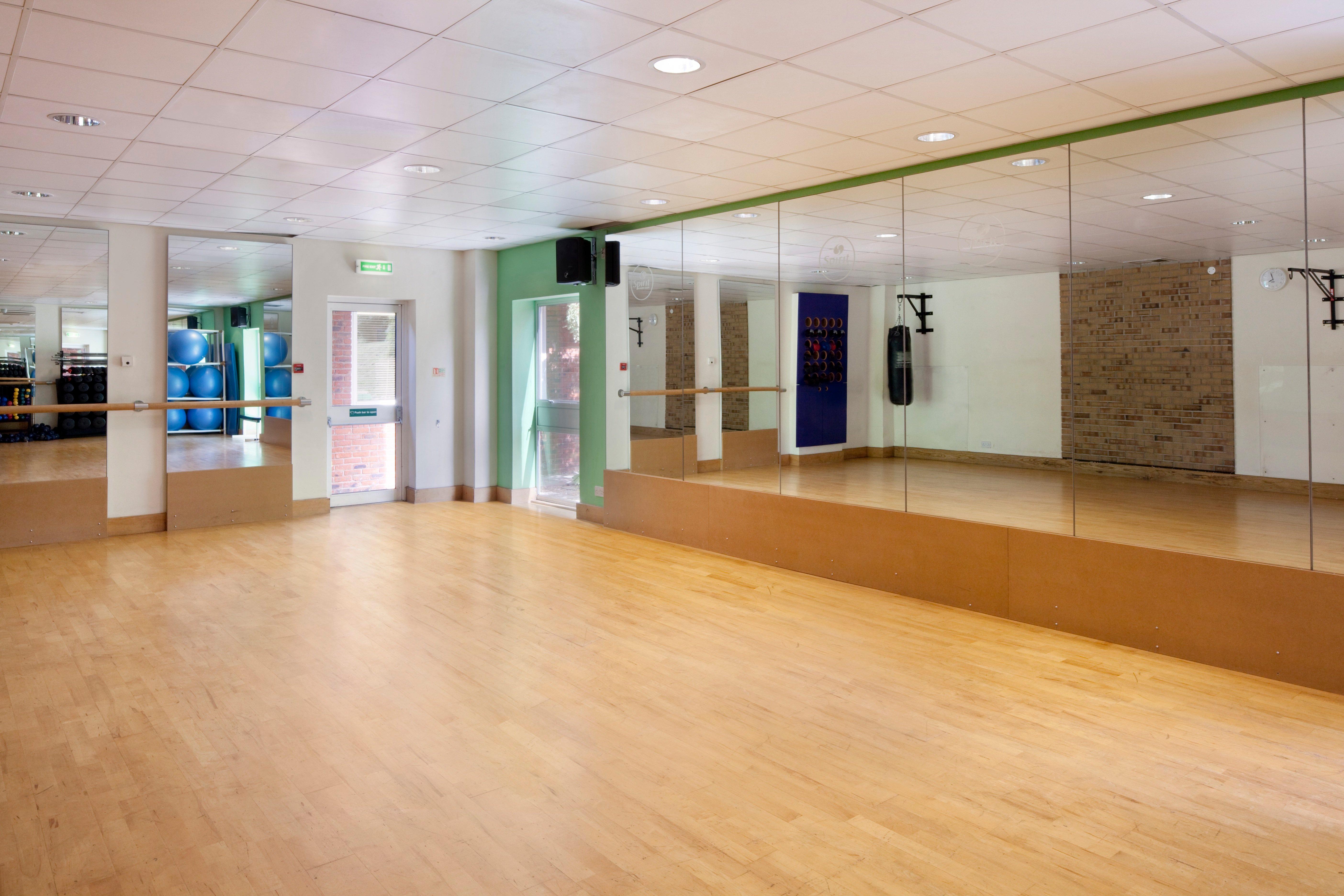 Holiday Inn Guildford By Ihg Exterior foto