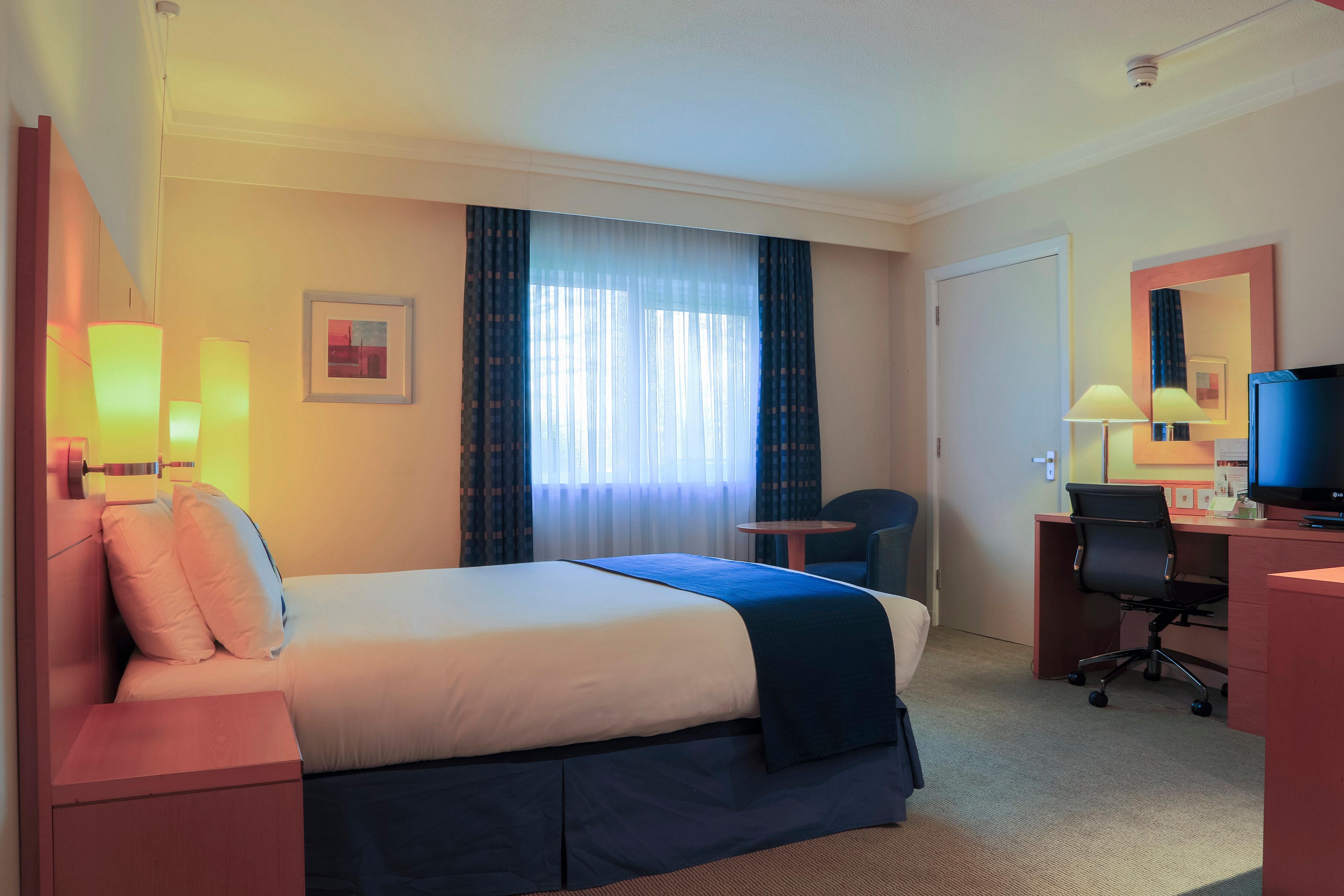 Holiday Inn Guildford By Ihg Exterior foto