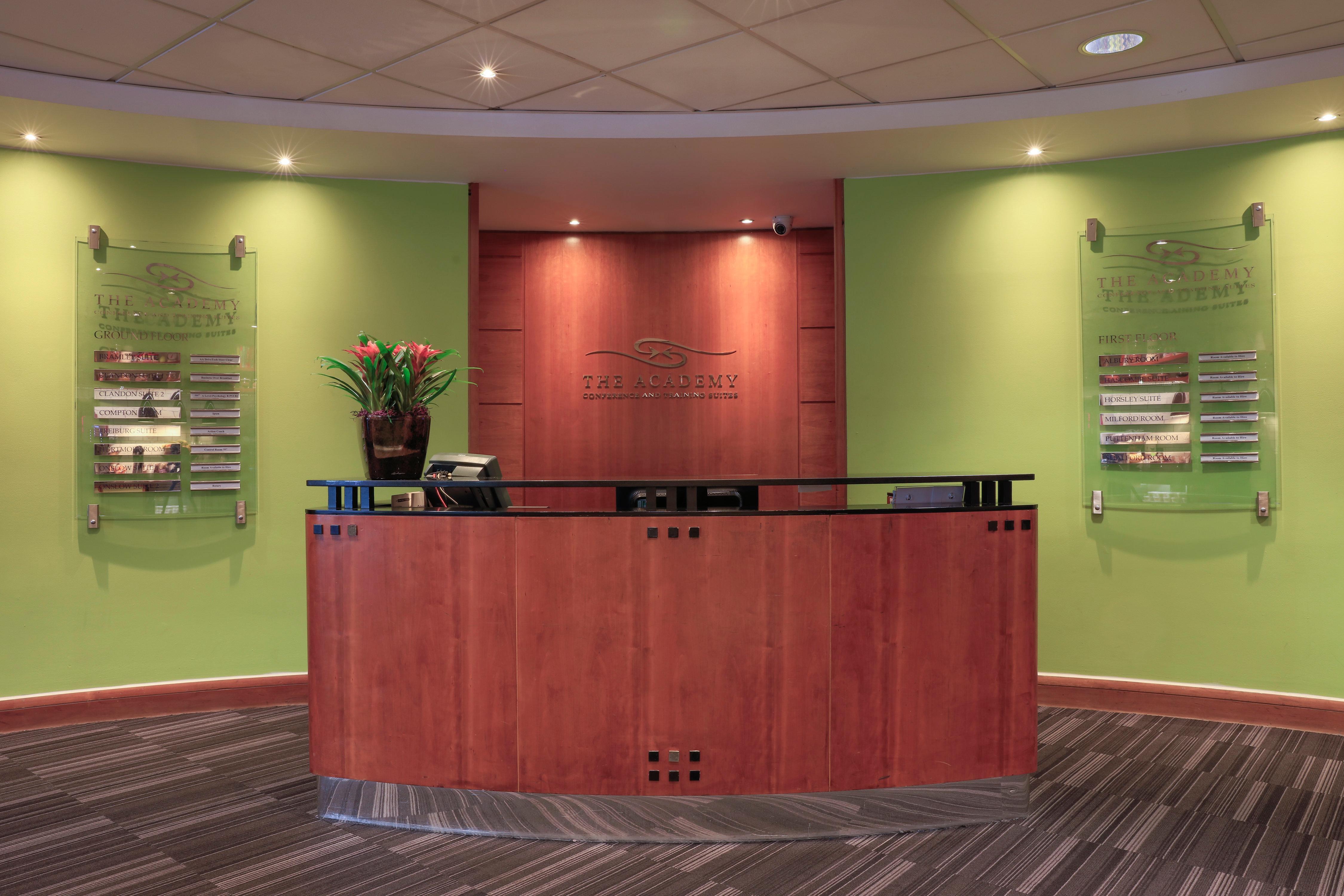 Holiday Inn Guildford By Ihg Exterior foto