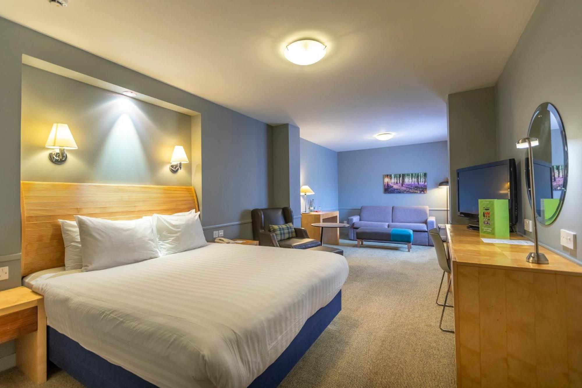 Holiday Inn Guildford By Ihg Exterior foto