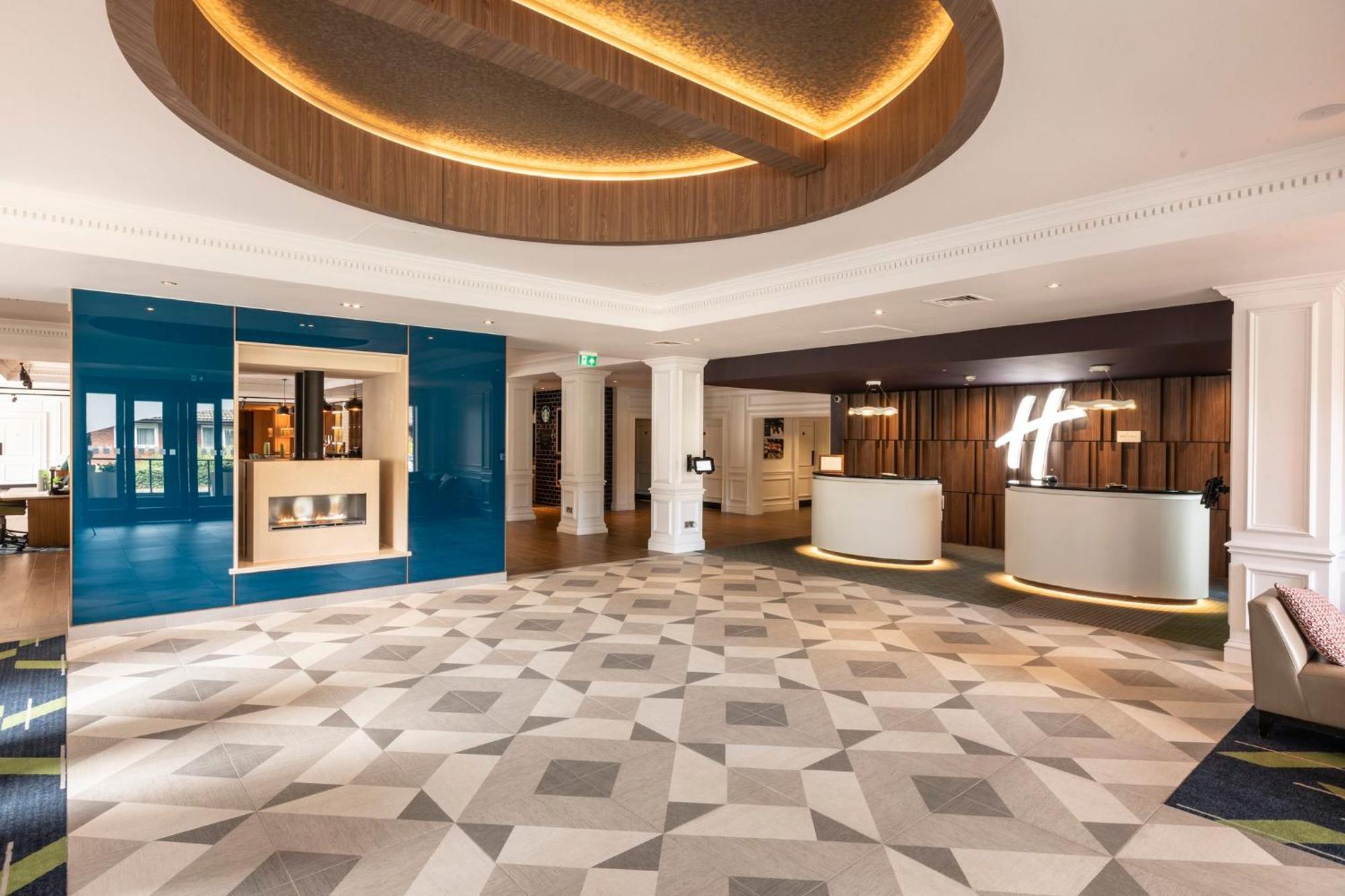 Holiday Inn Guildford By Ihg Exterior foto