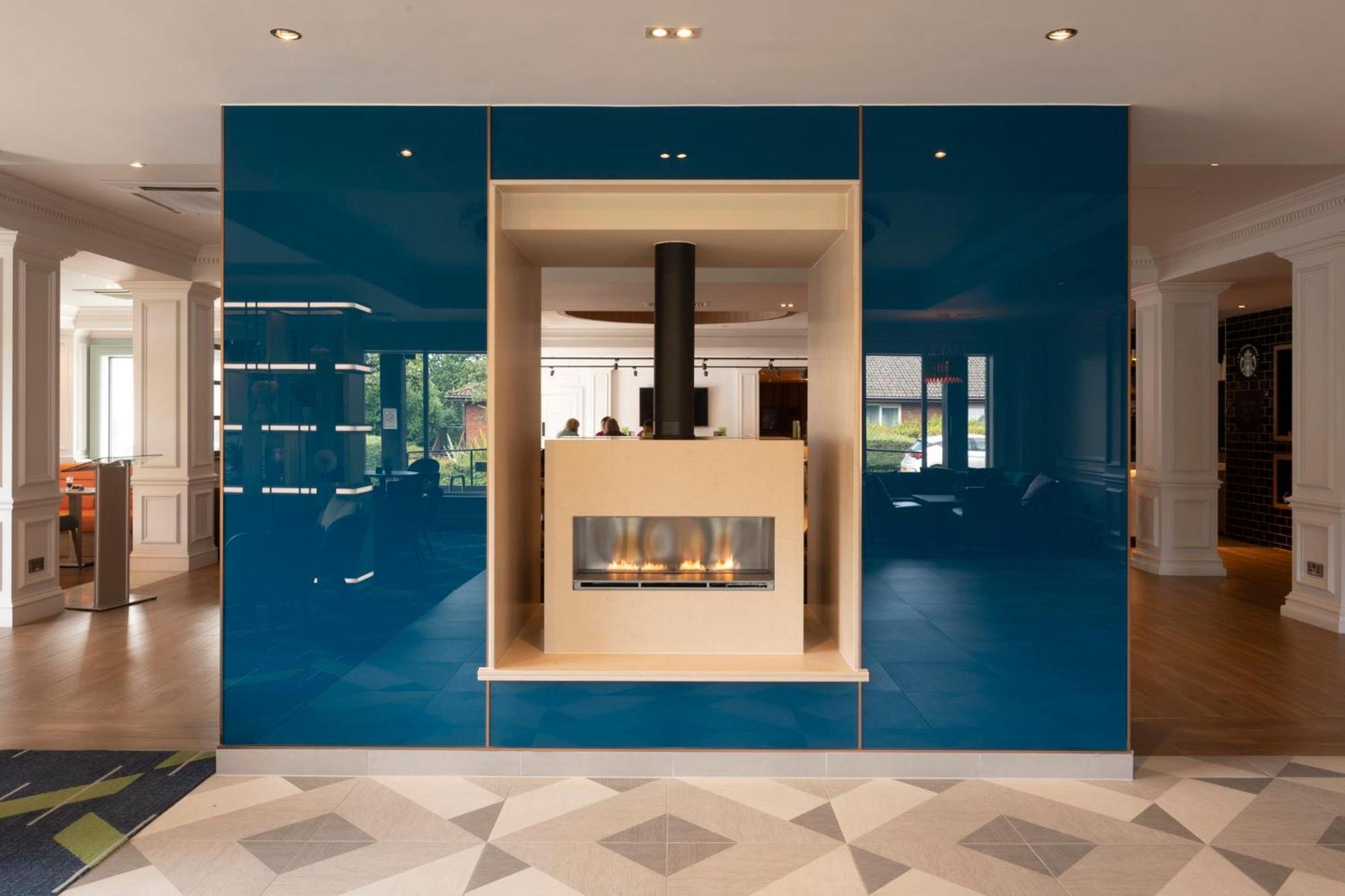Holiday Inn Guildford By Ihg Exterior foto