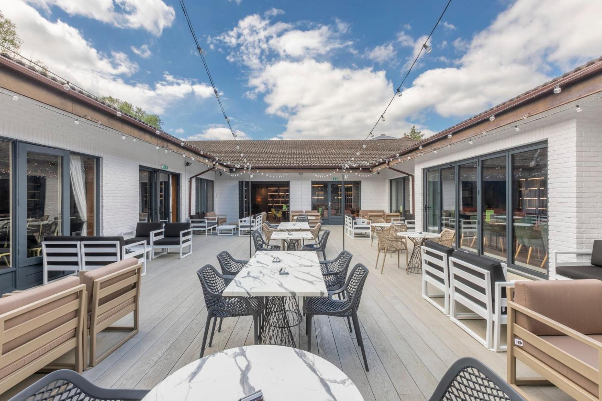 Holiday Inn Guildford By Ihg Exterior foto