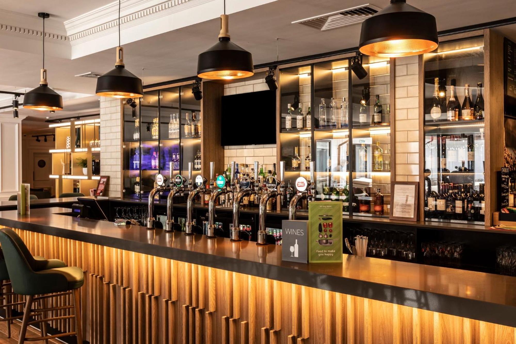 Holiday Inn Guildford By Ihg Exterior foto