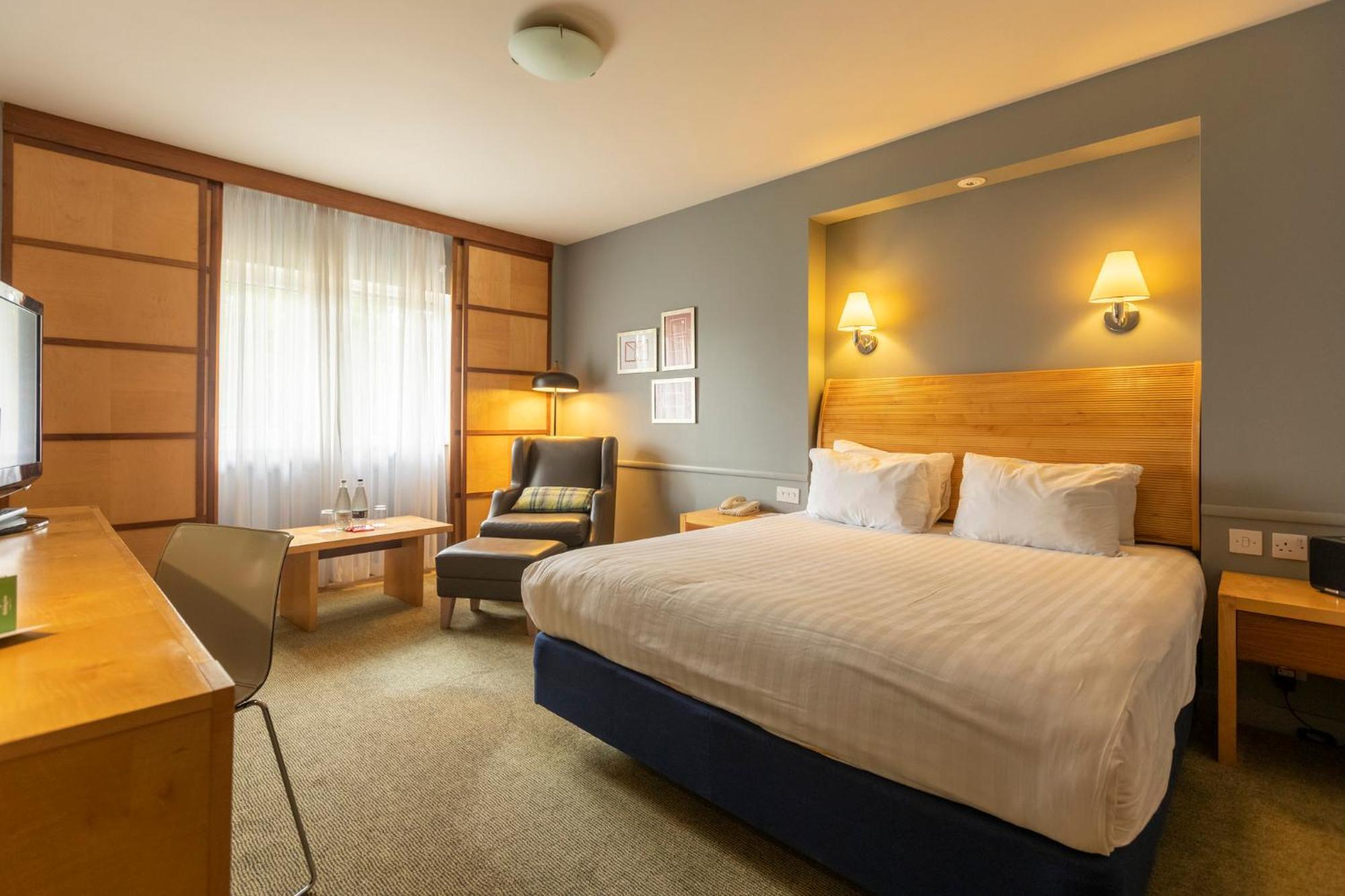 Holiday Inn Guildford By Ihg Exterior foto