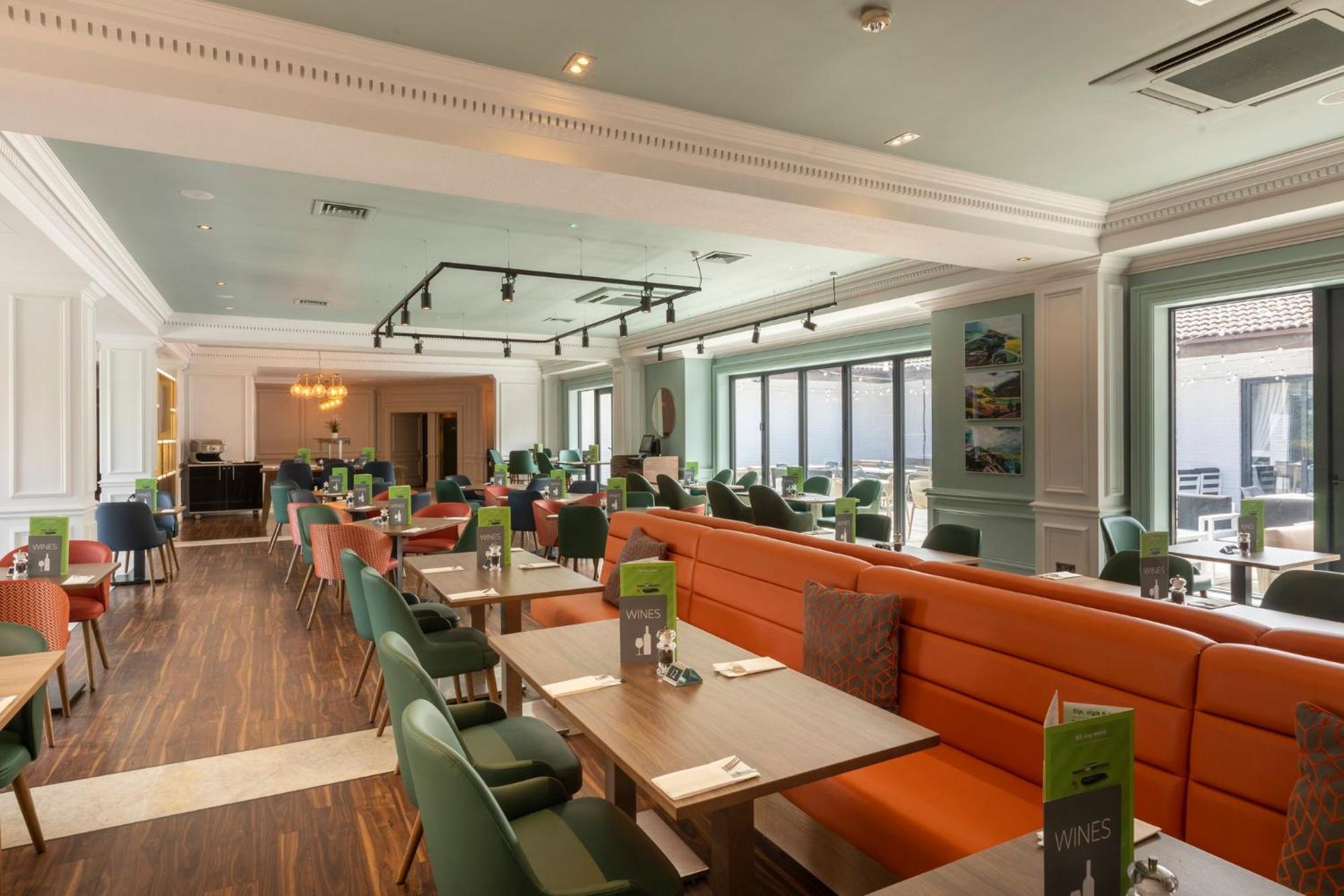 Holiday Inn Guildford By Ihg Exterior foto